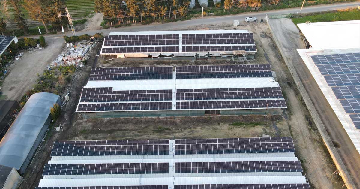 מערכת סולארית על מבנה חקלאי בכפר ידידיה